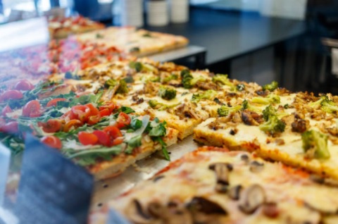 Pizzeria al taglio: quanto si guadagna, quanto costa, autorizzazioni, aprire in franchising